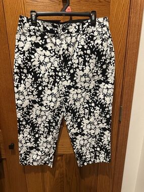 Croft & Barrow Capri Pants Black White Floral Vacation Summer Size 12 Stretch